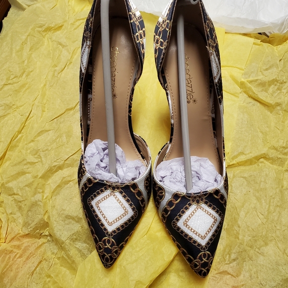 ๐ Gold Chain Print On Off-white Heels ๐ - Picture 6 of 8